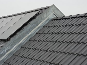 Eingedecktes Dach einer Doppelhaushälfte in Massivbauweise in Röhrmoos