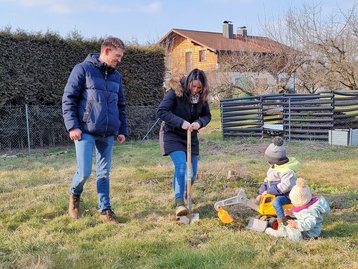 Die Bauherren beim Spatenstich