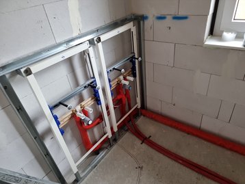 Die Sanitärrohinstallation der Doppelhaushälfte Aura 136 am Mitterweg in Mainburg
