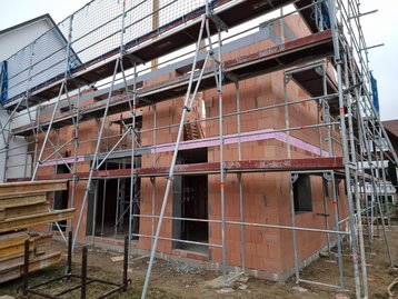 Der Rohbauarbeiten im OG mit Gerüst des "Landhaus 142 Modern" in Zolling