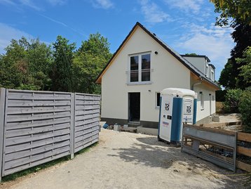 28 - Hausansicht Außenputz fertig bei einem massiven Einfamilienhaus in München