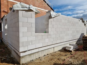 Die Rohbauarbeiten in Außenansicht im Erdgeschoss der Doppelhaushälfte Aura 136 am Mitterweg in Mainburg