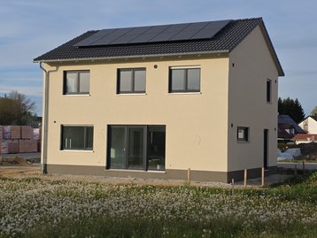 Außenansicht Süd ohne Gerüst eines Einfamilienhauses in Massivbauweise in Moosburg