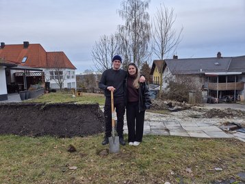Die glücklichen Bauherren beim offiziellen Spatenstich für ihr neues Einfamilienhaus in Niederaichbach im Landkreis Landshut.