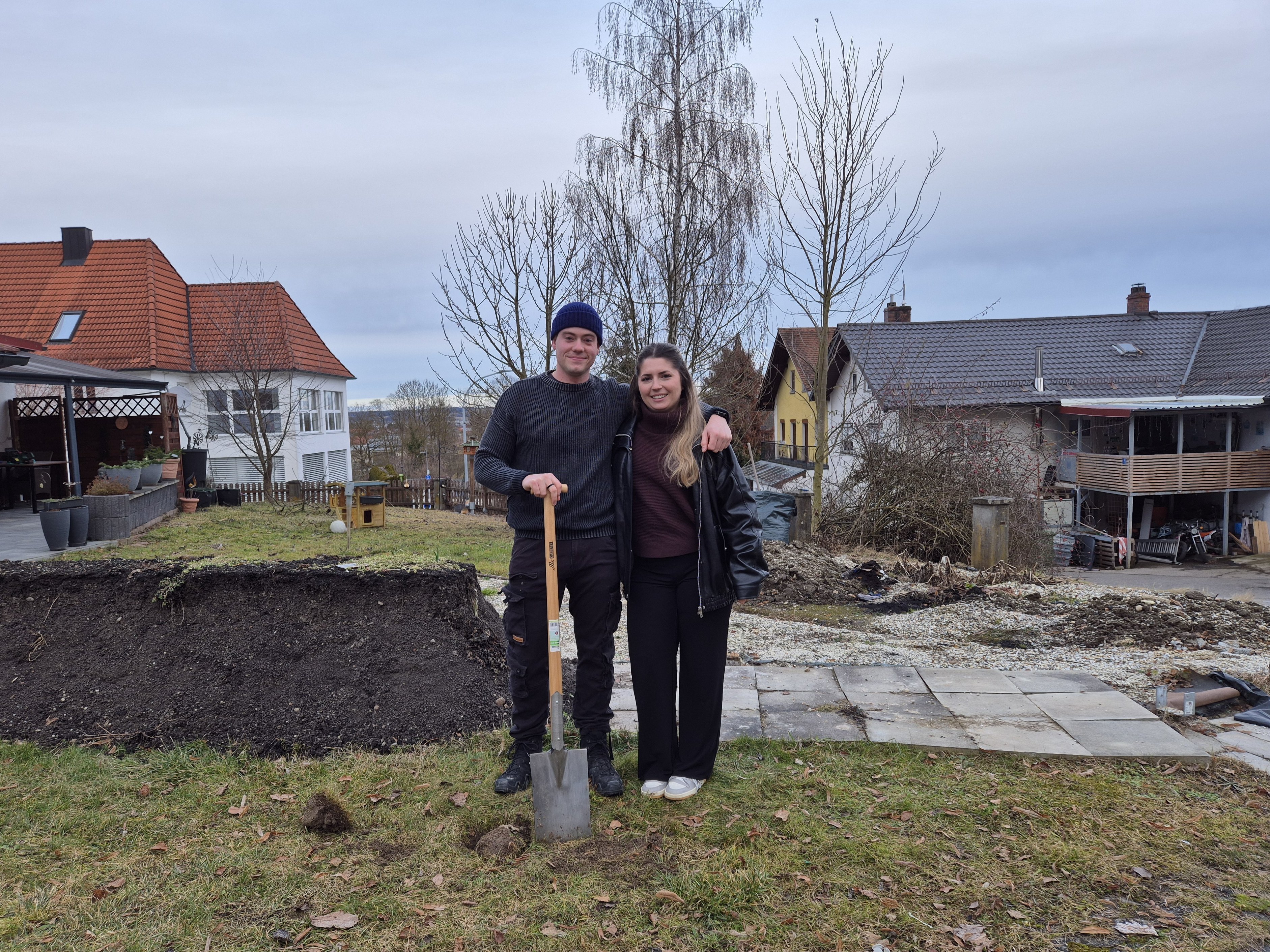 Bauherren beim Spatenstich für ein Einfamilienhaus in Niederaichbach bei Landshut.