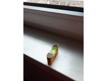 11 - Wasserwaage auf Fensterbrett - Massivhaus - Einfamilienhaus - München – schlüsselfertig