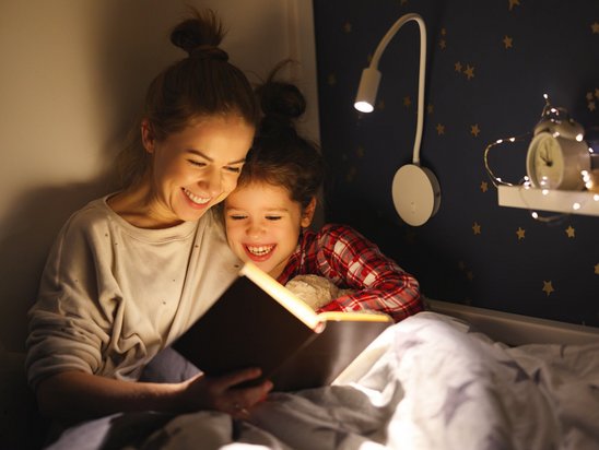 Mutter mit Kind beim Lesen