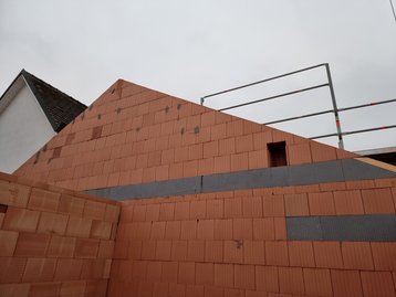 Der Giebel nach den Rohbauarbeiten im OG des "Landhaus 142 Modern" in Zolling