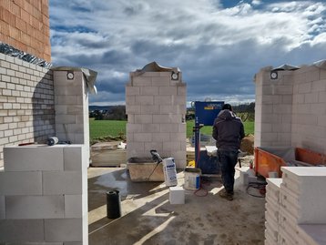Die Rohbauarbeiten im Erdgeschoss der Doppelhaushälfte Aura 136 am Mitterweg in Mainburg