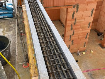 Die Bewehrung über den Galeriefenstern im OG des "Landhaus 142 Modern" in Zolling