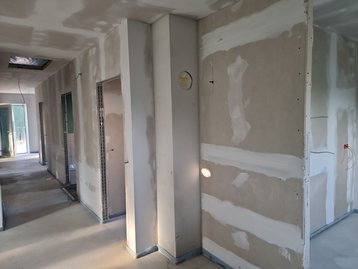 Die Diele des Bungalow 110 in Postau im Stadium des Trockenbaus