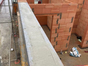 Die betonierte Bewehrung über den Galeriefenstern im OG des "Landhaus 142 Modern" in Zolling