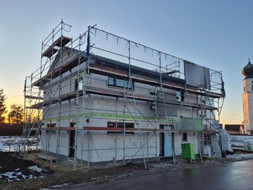 Vorderansicht außen mit Fenstern eines Einfamilienhauses in Massivbauweise in Moosburg