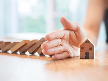 sicherheit-schutz-geborgenheit-familie-haus-geschuetzt-01