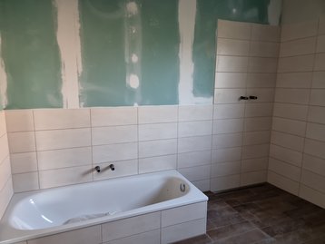 Das geflieste Bad des Bungalow 110 in Postau