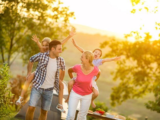 Glückliche Bauherrenfamilie