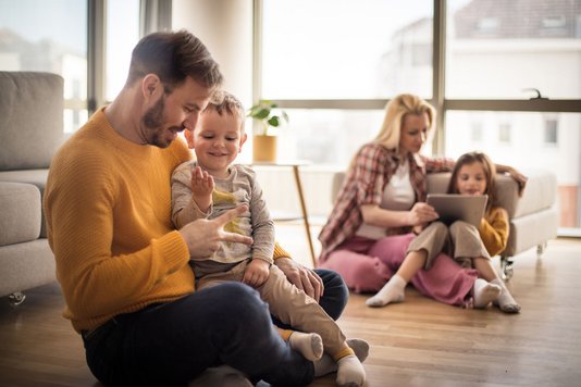 Bauherrenfamilie nach dem Einzug in ihr schlüsselfertiges Massivhaus