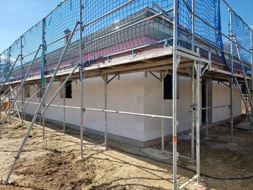 Der Rohbau aussen mit Gerüst vor dem Trockenbau des Bungalow 110 in Postau