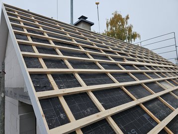 Nahaufnahme, eingelattetes Dach eines schlüsselfertigen Einfamilienhauses in Loiching bei Dingolfing