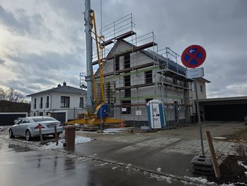 Rohbau frontal Ansicht einer Doppelhaushälfte in Massivbauweise in Röhrmoos