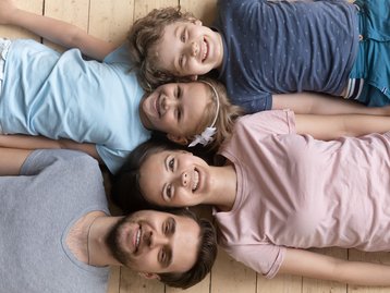 Glückliche Bauherrenfamilie
