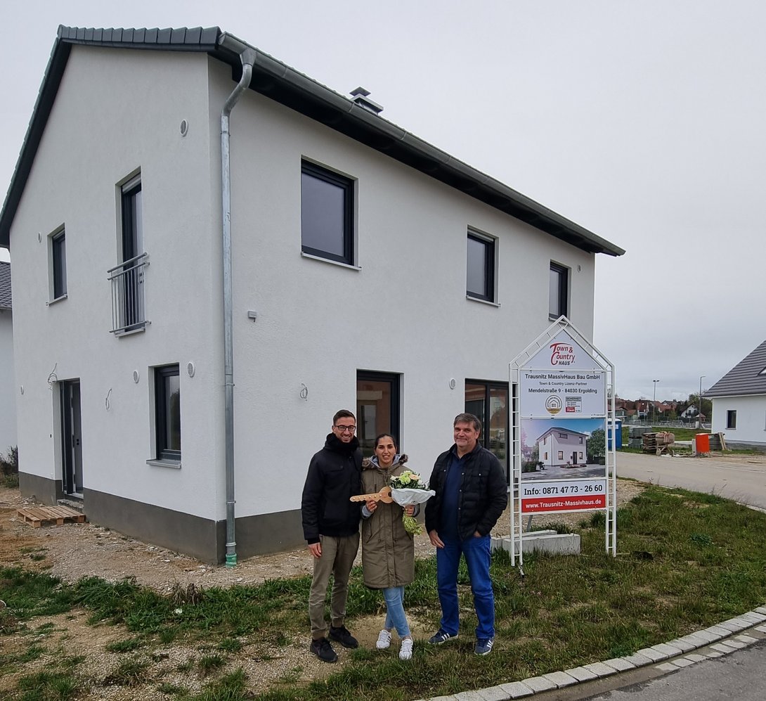 Glückliche Bauherrenfamilie nach einer Hausübergabe