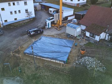 Luftaufnahme der vorbereiteten und betonierten Bodenplatte für das Massivhaus Flair 110 in Niederaichbach.