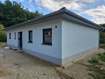 Außenansicht eines fertiggestellten Bungalows