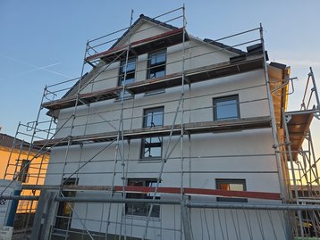 Außenansicht verputzt einer Doppelhaushälfte in Massivbauweise in Röhrmoos