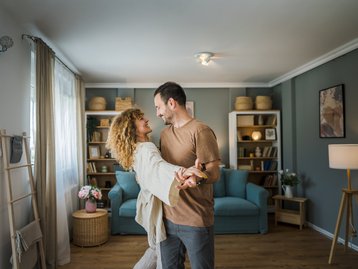 Era-143-junges_paar-wohnzimmer-eigenheim