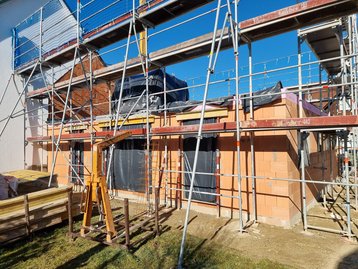Der Rohbauarbeiten im EG mit Gerüst des "Landhaus 142 Modern" in Zolling