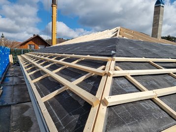 Der eingelattete Dachstuhl des Bungalow 110 in Postau