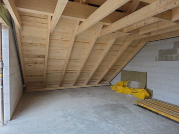 Dachunterkonstruktion einer Doppelhaushälfte in Massivbauweise in Röhrmoos