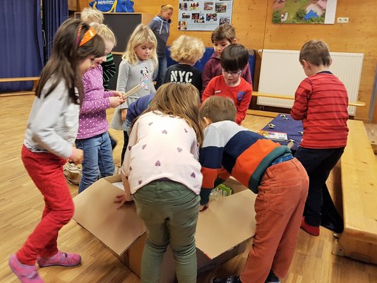 Erkunden des Entdecker-Pakets durch Kinder