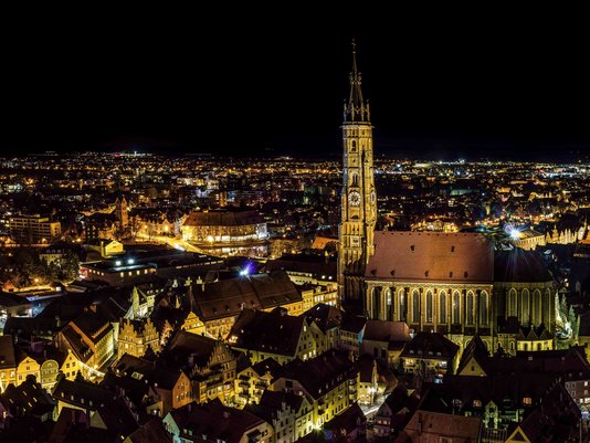 Landshut bei Nacht von der Burg Trausnitz aus fotografiert