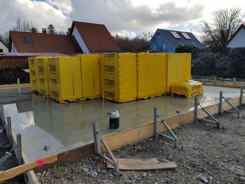 04 - Bodenplatte betoniert - Massivhaus - Einfamilienhaus - München – schlüsselfertig