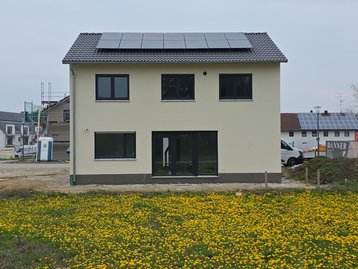 Außenansicht Süd ohne Gerüst eines Einfamilienhauses in Massivbauweise in Moosburg