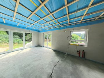 Wohn- und Essbereich mit Küche eines Bungalow 110 während der Bauphase