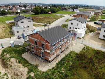 10 - Drohnenansicht - schräg seitlich - eines schlüsselfertigen Massivhauses in Vilsbiburg