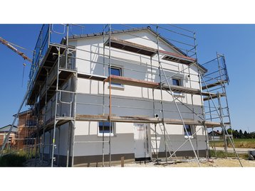 17 - Frontalansicht zweiter Außenputzanstrich eines schlüsselfertigen Massivhauses in Vilsbiburg