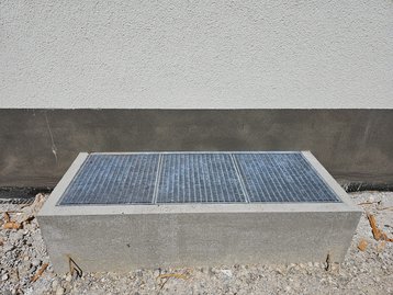 Lichtschacht bei einem massiven Einfamilienhaus in München